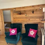 The Alpine No 7 Lodge *